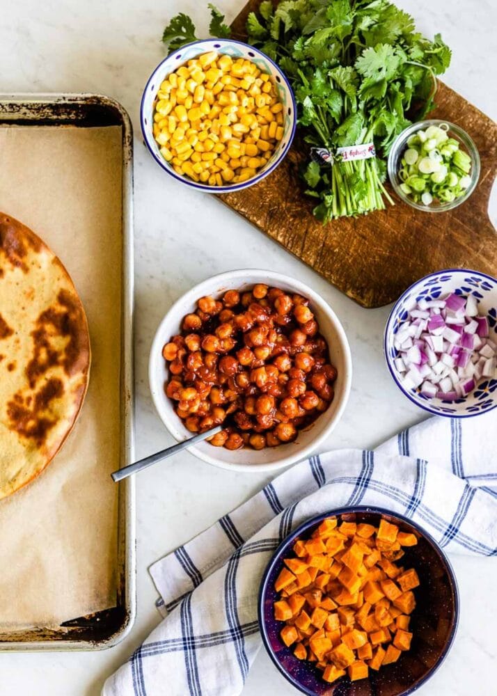 Nohut va shirin kartoshka bilan barbekyu vegetarian pizza retsepti