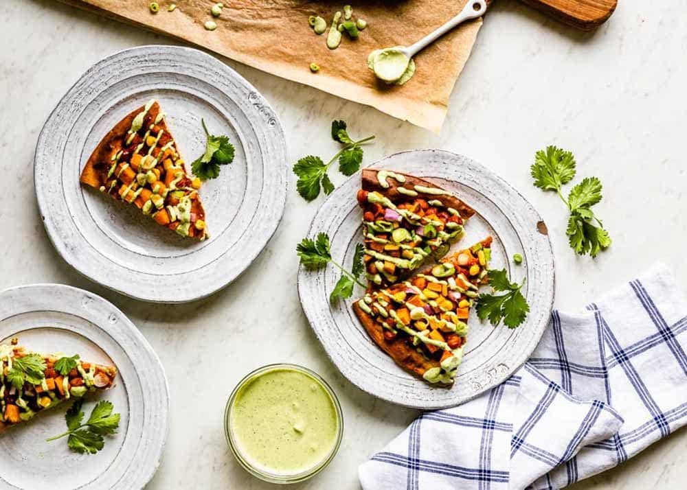 Glyutensiz qobiq bilan yangi pishirilgan sabzavotli pizza retsepti