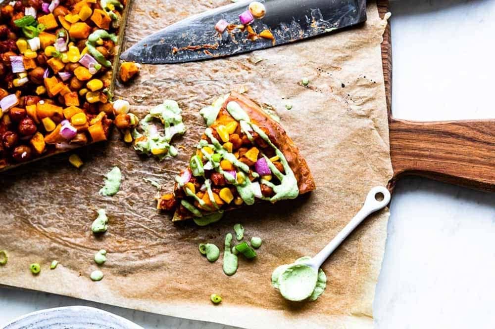 cilantro ohak drizzle bilan mukammal pishirilgan sabzavotli pizza