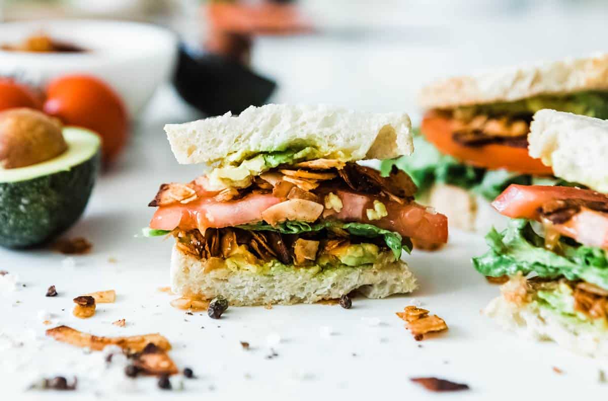 Hindiston yong'og'i pastırma vegan BLT