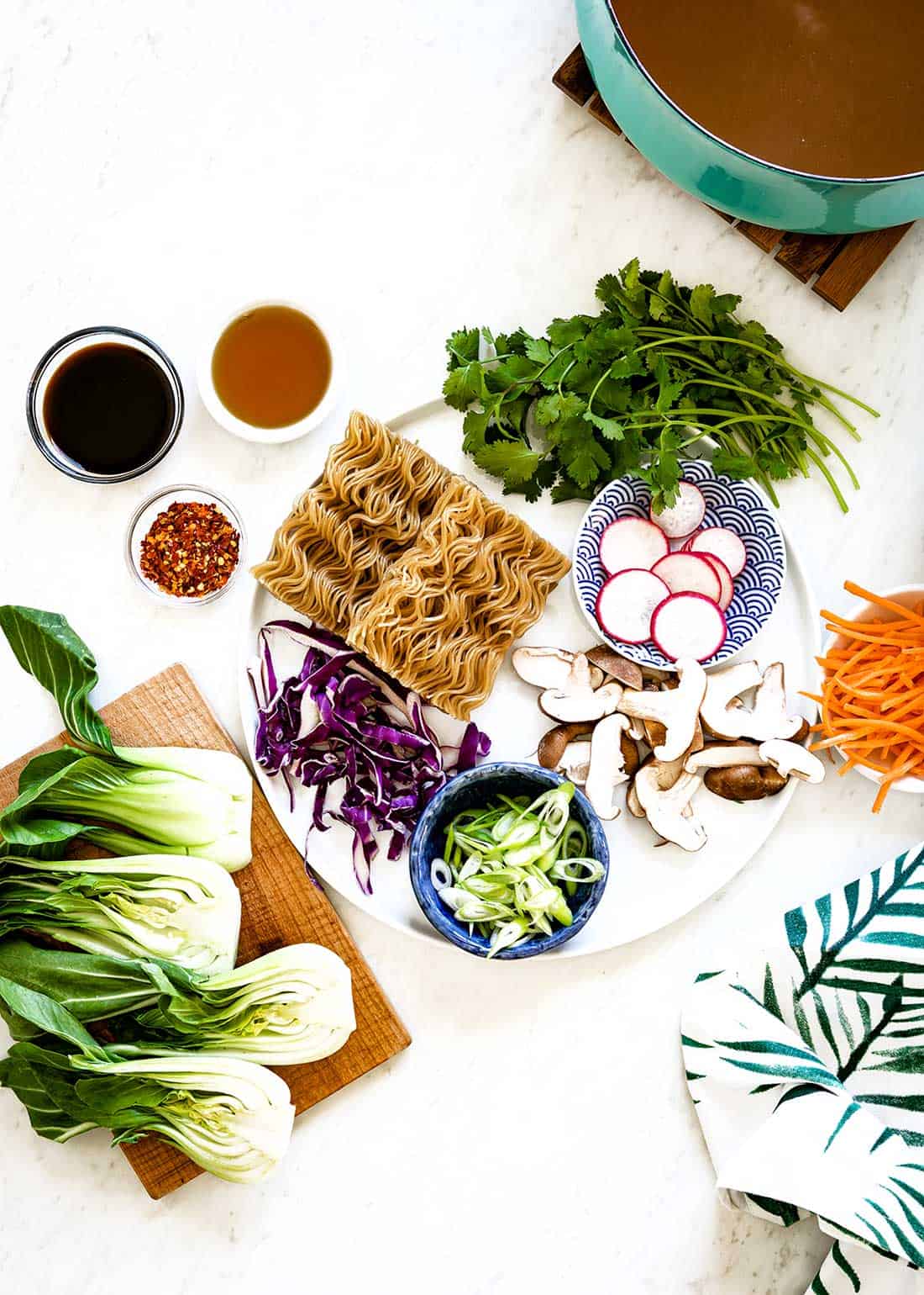 Oson vegetarian ramen uchun ingredientlar